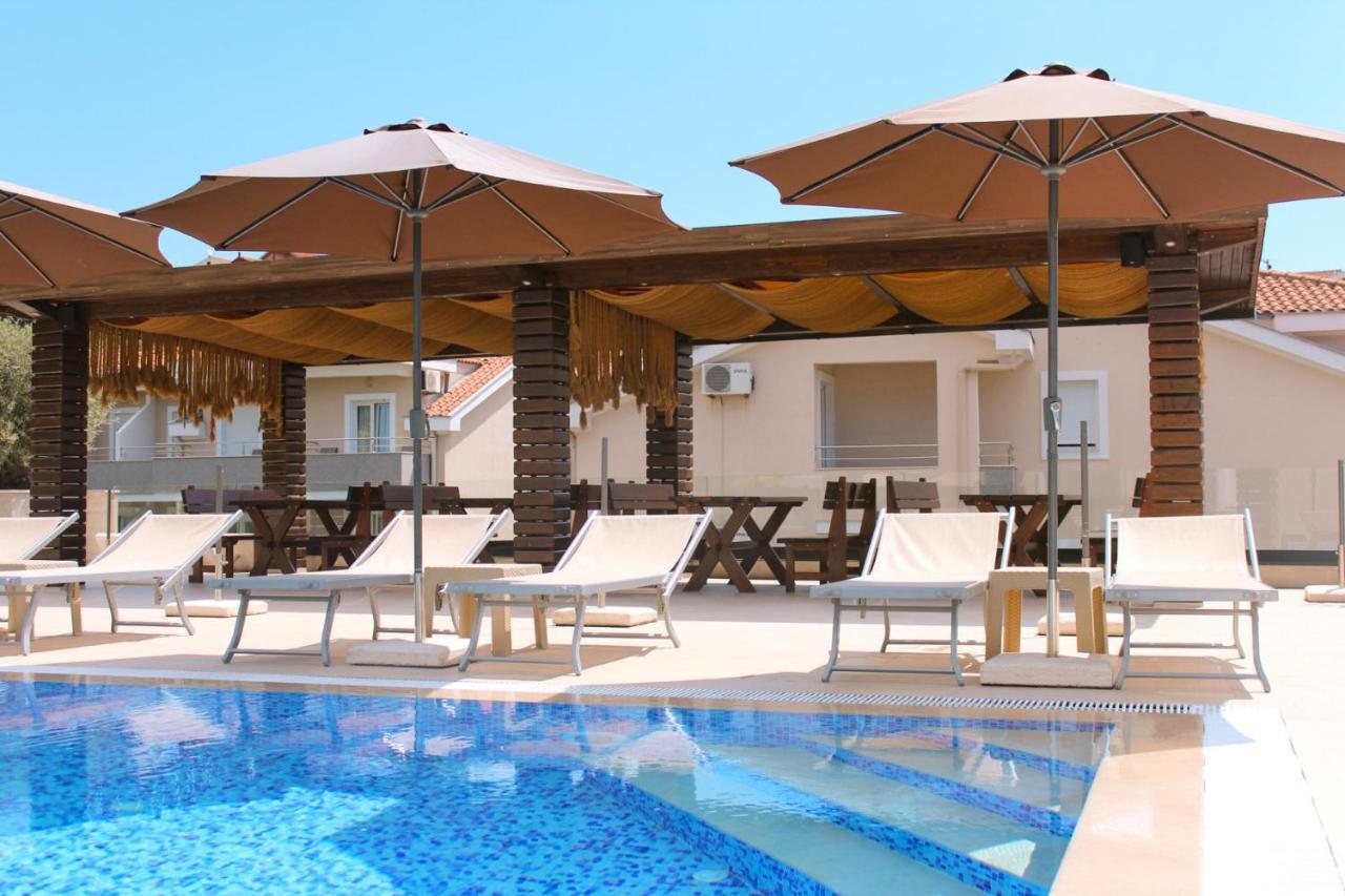Sun Village Aparthotel Herceg Novi Esterno foto